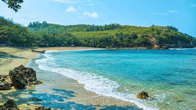 Menyelami Keindahan Alam Pantai Pangi Blitar